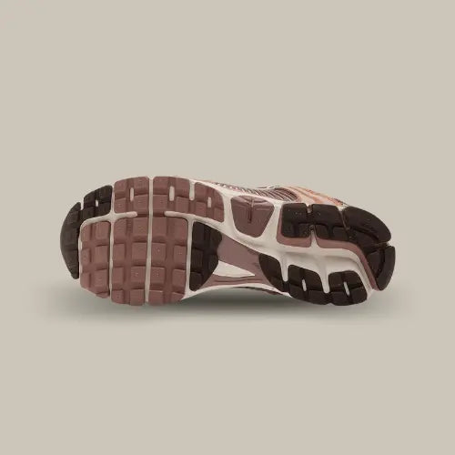La semelle de la Nike Zoom Vomero 5 Dusted Clay de couleur marron.