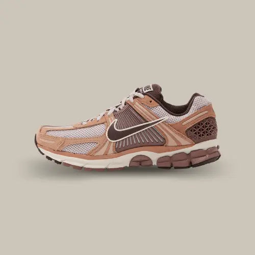 La Nike Zoom Vomero 5 Dusted Clay avec ses différentes teintes de marron.