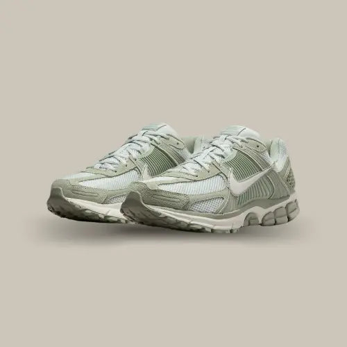 Paire de Nike Zoom Vomero 5 Jade Horizon vue de trois quarts - Offsneakz