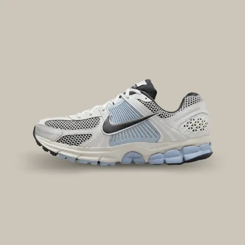 La Nike Zoom Vomero 5 Light Armory Blue vue de côté avec sa base de couleur blanche et son empiècement bleu au centre de la chaussure avec le swoosh nike noir par dessus assorti aux empiècements en mesh.