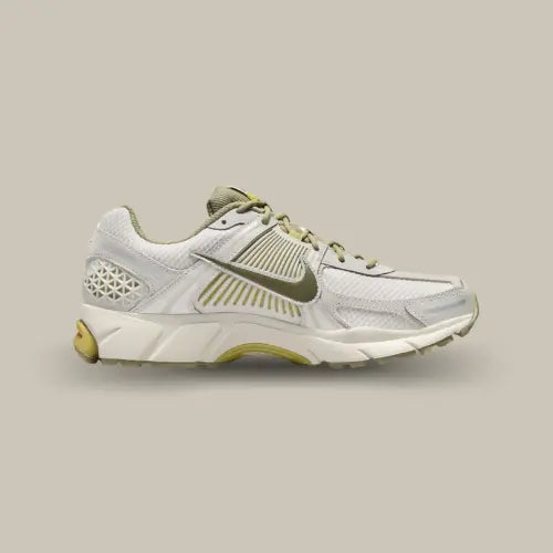 Nike Zoom Vomero 5 Light Bone Medium Olive vue de profil intérieur- Offsneakz