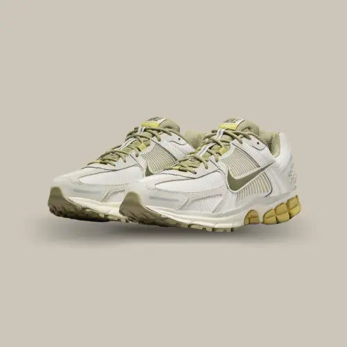 Paire de Nike Zoom Vomero 5 Light Bone Medium Olive vue de trois quarts - Offsneakz