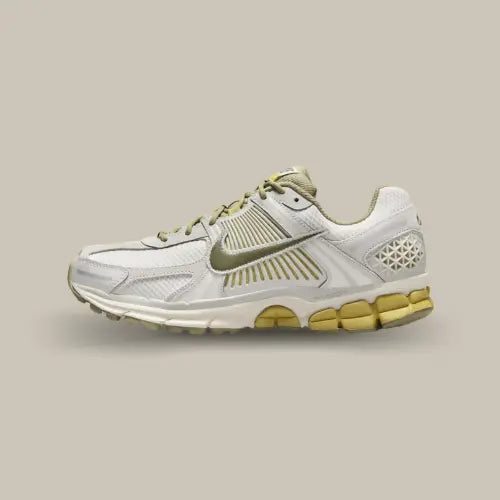Nike Zoom Vomero 5 Light Bone Medium Olive vue de profil extérieur- Offsneakz