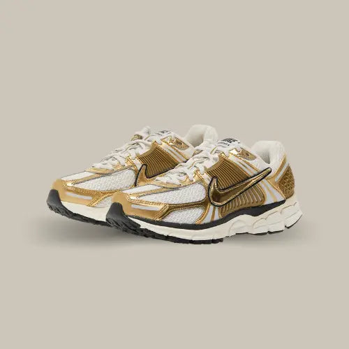 La Nike Zoom Vomero 5 Metallic Gold possède une &nbsp;base en&nbsp;mesh,&nbsp;daim synthétique&nbsp;et&nbsp;TPU&nbsp;de couleur blanche et or.&nbsp; On retrouve un swoosh de couleur or brillant qui vient donner de l'éclat au modèle.&nbsp;