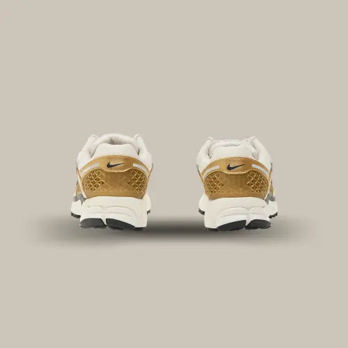 L'arrière de la Nike Zoom Vomero 5 Metallic Gold avec sa base dorée et le petit logo nike posé sur le heel tab.