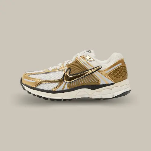 La Nike Zoom Vomero 5 Metallic Gold vue de côté avec son coloris or et son swoosh ton sur ton.