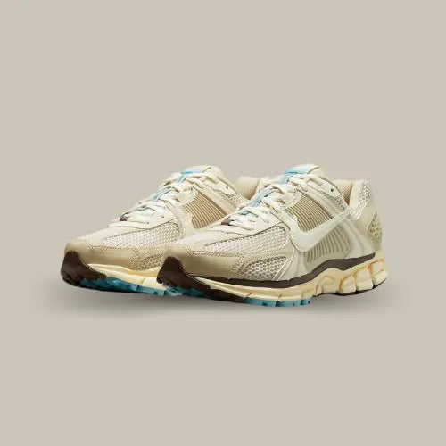 Paire de Nike Zoom Vomero 5 Oatmeal vue de trois quarts - Offsneakz