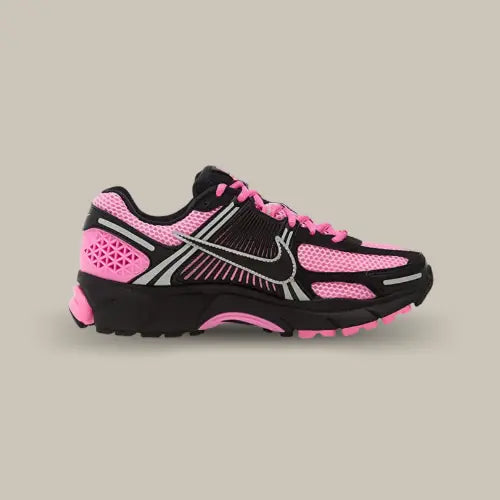 Nike Zoom Vomero 5 Pink Spell Black vue du profil opposé avec renfort de talon géométrique rose et semelle noire. Disponible sur Offsneakz.