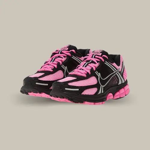 Paire de Nike Zoom Vomero 5 Pink Spell Black vue de trois quarts avec mesh rose, empiècements noirs et détails réfléchissants. Disponible sur Offsneakz.
