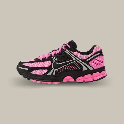 Nike Zoom Vomero 5 Pink Spell Black vue de profil, sneaker noire et rose avec mesh technique, Swoosh Nike et détails argentés. Disponible sur Offsneakz.