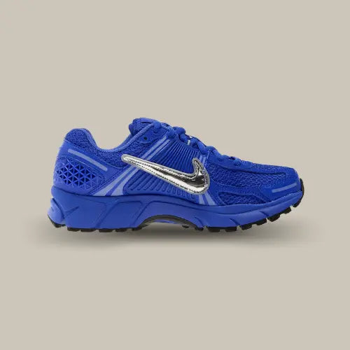 La Nike Zoom Vomero 5 Racer Blue vue de côté avec son coloris monochrome bleu et son swoosh argenté.
