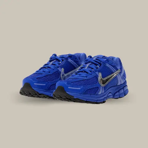 La Nike Zoom Vomero 5 Racer Blue est une sneaker qui allie à la perfection performance et style audacieux. Avec son coloris bleu et son swoosh argenté métallique, cette paire attire tous les regards tout en offrant un confort incomparable. Conçue avec la technologie Zoom Air, elle garantit un amorti optimal, parfait pour affronter les longues journées ou ajouter une touche futuriste à votre look streetwear. 