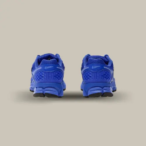 L'arrière de la Nike Zoom Vomero 5 Racer Blue avec son coloris monochrome bleu.