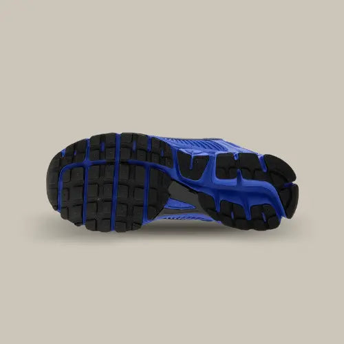 La semelle de la Nike Zoom Vomero 5 Racer Blue de couleur noir et bleu.