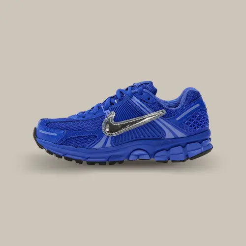 La Nike Zoom Vomero 5 Racer Blue vue de côté avec son coloris monochrome bleu et son swoosh argenté.