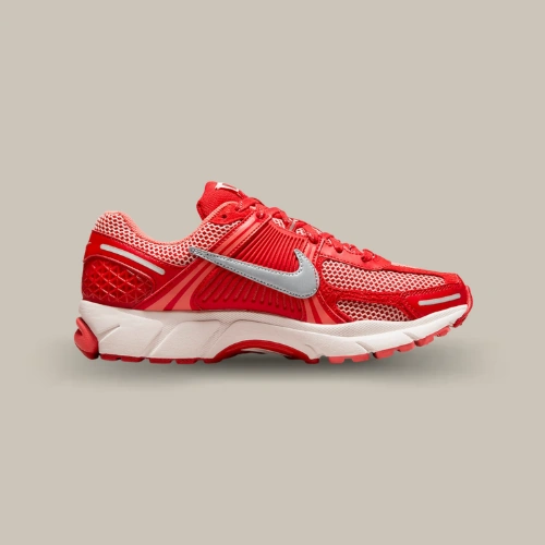 Nike Zoom Vomero 5 University Red rouge et argentée au style rétro running Y2K, vue latérale – OFFSNEAKZ.
