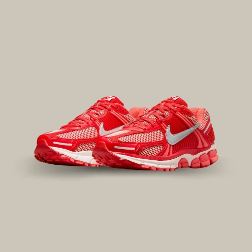 Paire de Nike Zoom Vomero 5 University Red en mesh rouge avec Swoosh argenté, vue de trois quarts – disponible sur OFFSNEAKZ.