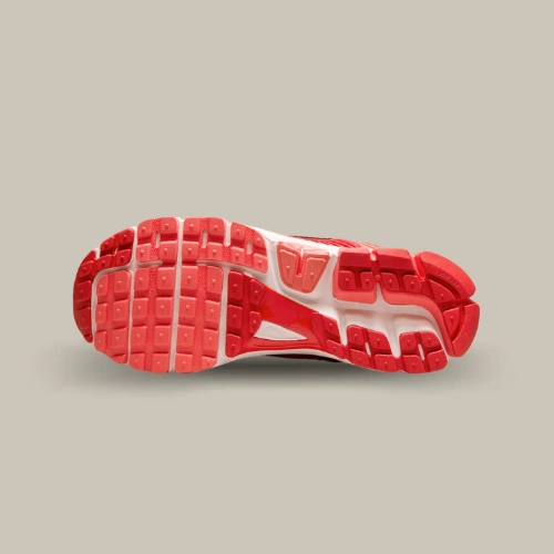 Semelle extérieure rouge et blanche de la Nike Zoom Vomero 5 University Red FN6833-657, vue de dessous – OFFSNEAKZ.