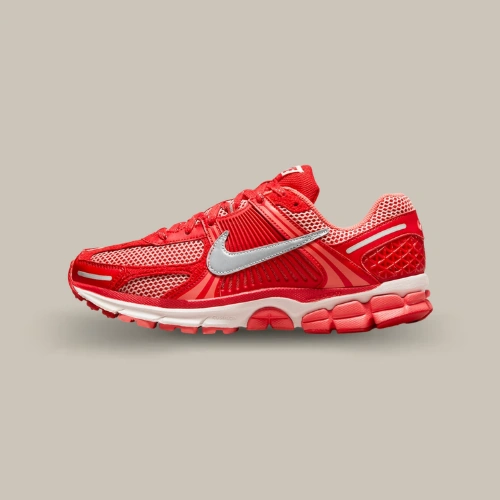 Nike Zoom Vomero 5 University Red rouge avec Swoosh Metallic Silver et semelle blanche, vue de profil – disponible sur OFFSNEAKZ.
