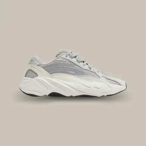 Parée d'un upper aplani, la Yeezy 700v2 est couverte d'une toile en maille grise "Static" avec une finition en cuir. Les trois célèbres bandes de la marque allemande sont apposé sur un matériau réfléchissant. Ce modèle est composé d'un mélange de couleurs avec du crème, du gris clair, de l'argent et une semelle en caoutchouc noir.