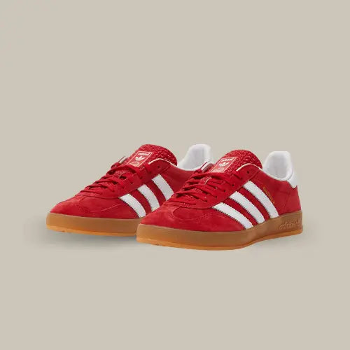 La Adidas Gazelle Indoor Scarlet Cloud White est composée d'une tige en nubuck rouge accompagnée des trois bandes en cuir blanc et de sa semelle en gomme de caoutchouc.