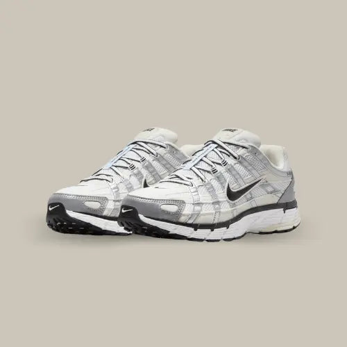 La Nike P-6000 Coconut Milk Metallic Silver possède une base en mesh blanc avec des superpositions en cuir de couleur argenté. On retrouve un swoosh accordé aux lacets et un renfort au talon gris. Une paire de basket créé pour le running qui est devenu hyper tendance avec son côté rétro.