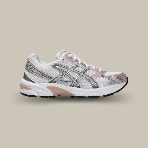 La ASICS Gel-1130 White Neutral Pink vue de côté avec sa base en mesh blanc et ses superpositions en cuir argenté et rose pâle.