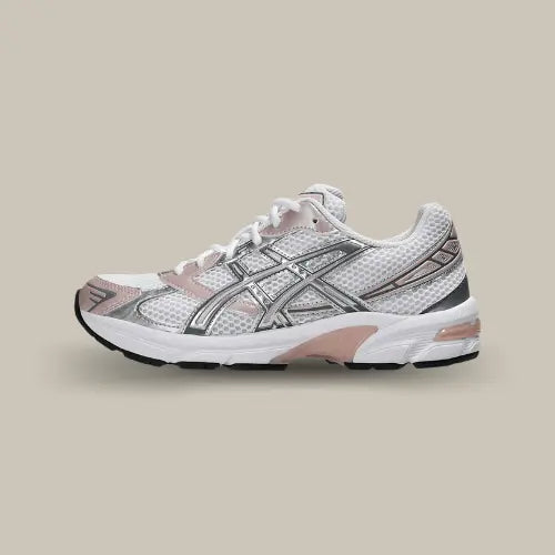 La ASICS Gel-1130 White Neutral Pink vue de côté avec sa base en mesh blanc et ses superpositions en cuir argenté et rose pâle.