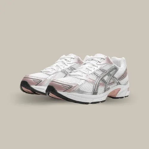 La ASICS Gel-1130 White Neutral Pink possède une base en mesh blanc avec des superpositions en cuir argentée et rose pâle. On retrouve les emblématiques tiger stripes qui donne énormément de caractère au modèle. Reposant sur une semelle intermédiaire&nbsp;blanche, ce modèle intègre la technologie&nbsp;GEL d'Asics qui vous offrira un confort sans égal.
