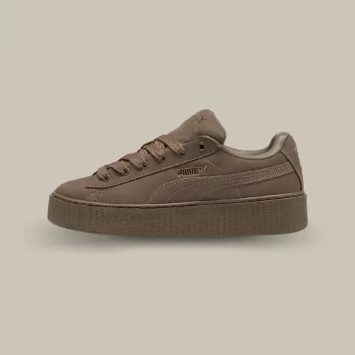 La Puma Creeper Phatty Rihanna Fenty Totally Taupe vue de côté avec s tige de couleur taupe et la bande puma ton sur ton. On retrouv le logo Puma en doré pour un petit côté luxueux.
