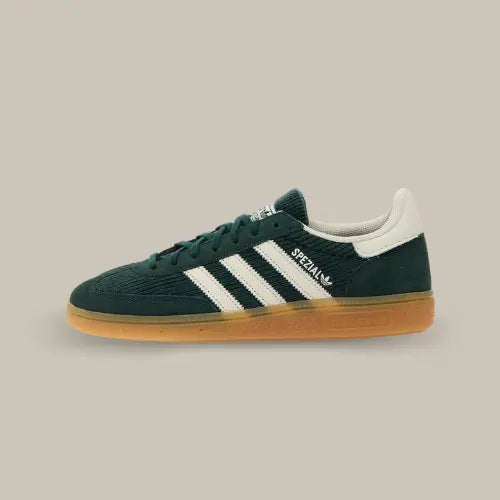 La Adidas Handball Spezial Mineral Green de couleur verte avec ses trois bandes blanches assorties au heel tab.