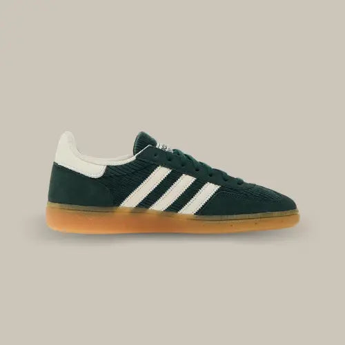 La Adidas Handball Spezial Mineral Green de couleur verte avec ses trois bandes blanches assorties au heel tab.