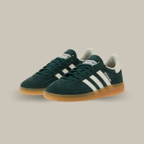 La Adidas Handball Spezial Mineral Green est la sneaker qui combine à la perfection héritage sportif et allure moderne. Avec sa tige en suède vert minéral, ses trois bandes blanches emblématiques et sa semelle gum authentique, cette paire incarne le style vintage revisité. Conçue à l'origine pour le handball, elle séduit aujourd'hui les amateurs de streetwear avec son look intemporel et confortable.