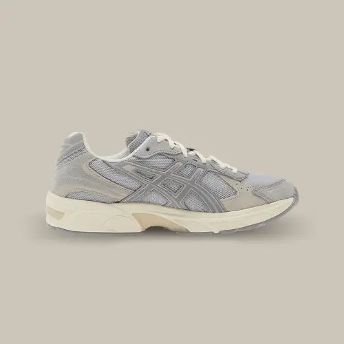 La Asics Gel-1130 Piedmont Grey Sheet Rock vue de côté avec sa base grise et sa semelle blanche.