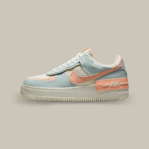 La Nike Air Force 1 Shadow Sail Barely Green vue de côté avec son style déstructuré en cuir de couleur rose pâle et vert d'eau.