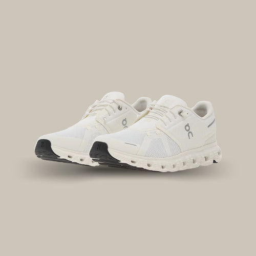 Paire de ON Running Cloud 6 All White avec tige respirante et amorti haute performance - Offsneakz.