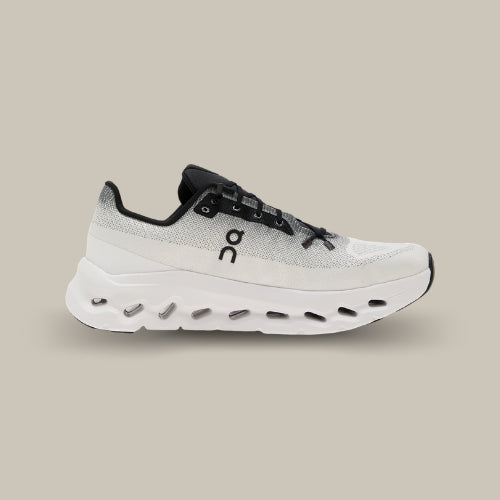 Profil de la ON Running Cloudtilt Black Ivory au design minimaliste et amorti CloudTec Phase® - Offsneakz.