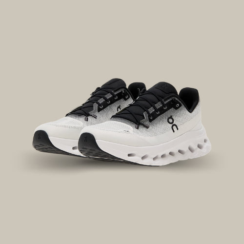 Paire de ON Running Cloudtilt Black Ivory avec tige respirante et semelle innovante - Offsneakz.