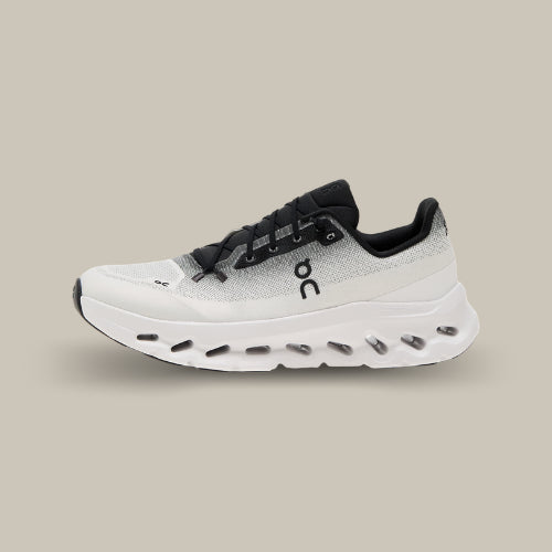 ON Running Cloudtilt Black Ivory avec mesh technique noir et ivoire et semelle CloudTec Phase® - Offsneakz.