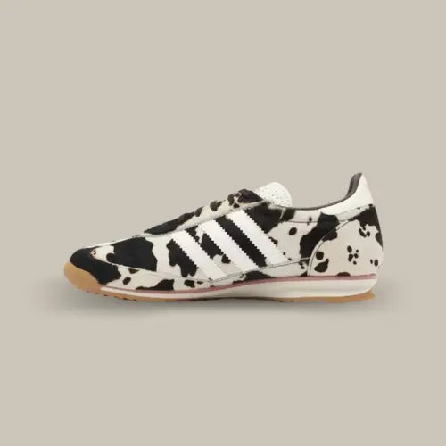 La Adidas SL 72 OG Cow Print vue de côté avec sa base en imitation de peau de vache et ses trois bandes assorties au heel tab.