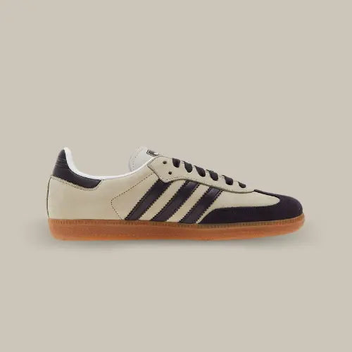 La Adidas Samba OG Putty Grey avec sa base grise et ses trois bandes de couleur noir accordées au heel tab et au mudguard.