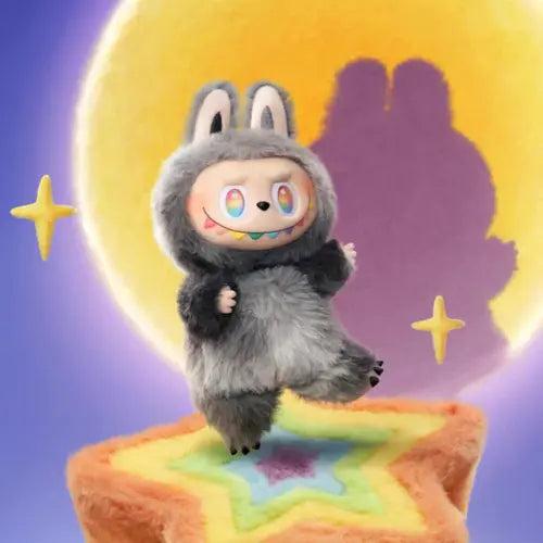 Figurine rare Pop Mart Labubu Big Into Energy – peluche pendentif The Monsters en costume noir avec sourire coloré, édition blind box.