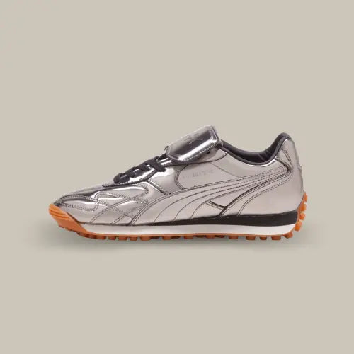 La Puma Avanti C Rihanna Fenty Aged Silver vue de côté dans un total look cuir argenté.