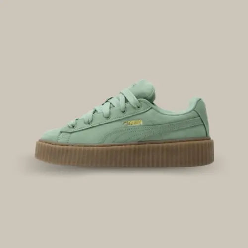 La Puma Creeper Phatty Rihanna Fenty Green Fog vue de côté avec sa tige de couleur verte et sa bande puma ton sur ton. On retrouve une épaisse semelle en gomme et le logo puma dorée.