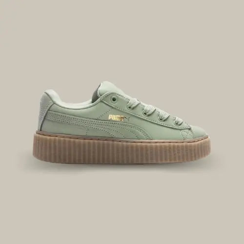 La Puma Creeper Phatty Rihanna Fenty Green Fog vue de côté avec sa tige de couleur verte et sa bande puma ton sur ton. On retrouve une épaisse semelle en gomme et le logo puma dorée.