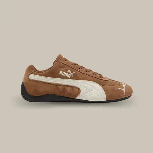 La Puma Speedcat Archive Haute Coffee Frosted Ivory vue de côté avec sa tige en daim premium et la bande Puma ivoire.