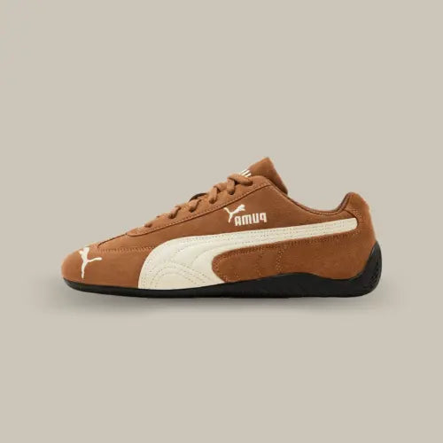 La Puma Speedcat Archive Haute Coffee Frosted Ivory vue de côté avec sa tige en daim premium et la bande Puma ivoire.