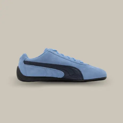 La Puma Speedcat Archive Team Light Blue Club Navy vue de côté avec sa tige bleu clair et sa bande bleu nuit.