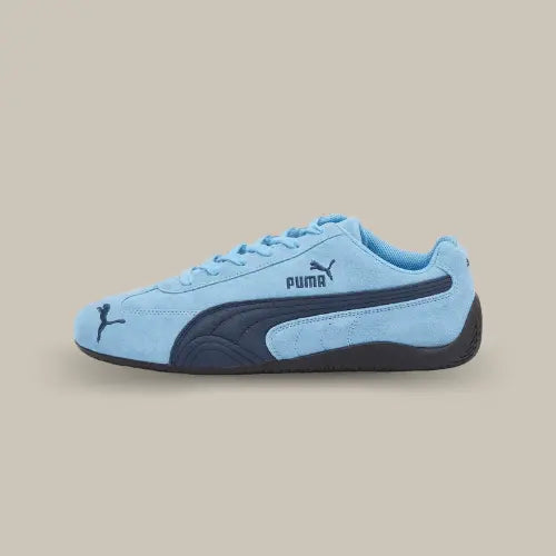 La Puma Speedcat Archive Team Light Blue Club Navy vue de côté avec sa tige bleu clair et sa bande bleu nuit assortie au logo sur le devant de la chaussire et au niveau de la cheville.