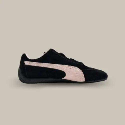 La Puma Speedcat OG Black Mauve Mist vue de côté avec sa tige en daim noir et sa bande Puma de couleur rose pâle. On retrouve le logo blanc sur l'avant de la chaussure et au dessus de la bande.